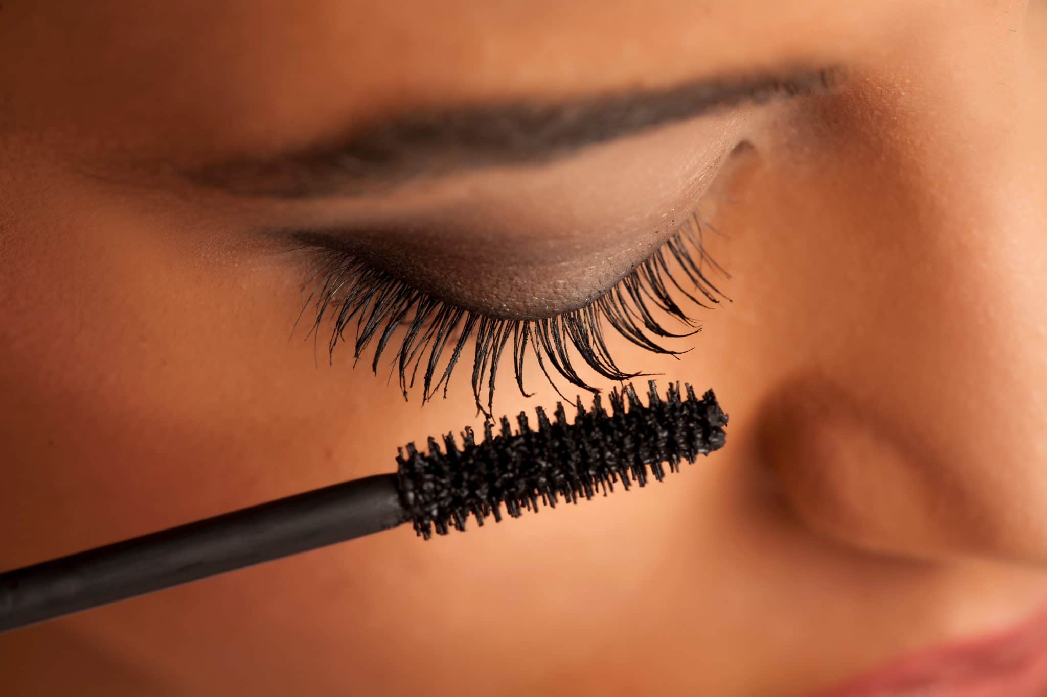 Tips to Avoid Clumpy Mascara IONIA AZURÉ AG